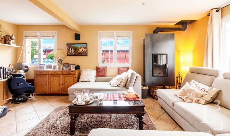 Séjour avec cheminée / Living room with a fireplace