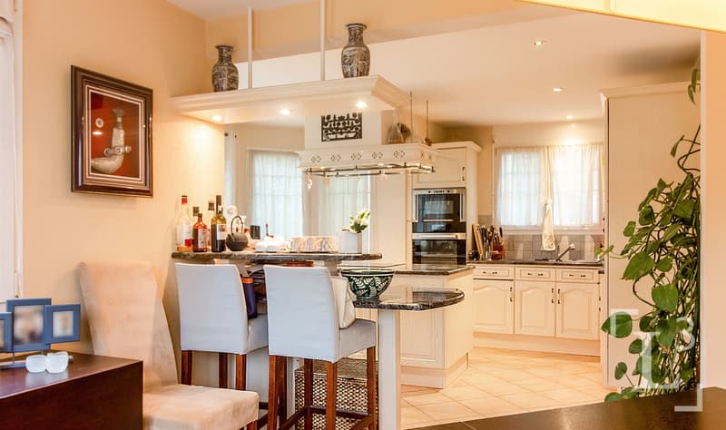 Cuisine semi-ouverte / Semi-open kitchen