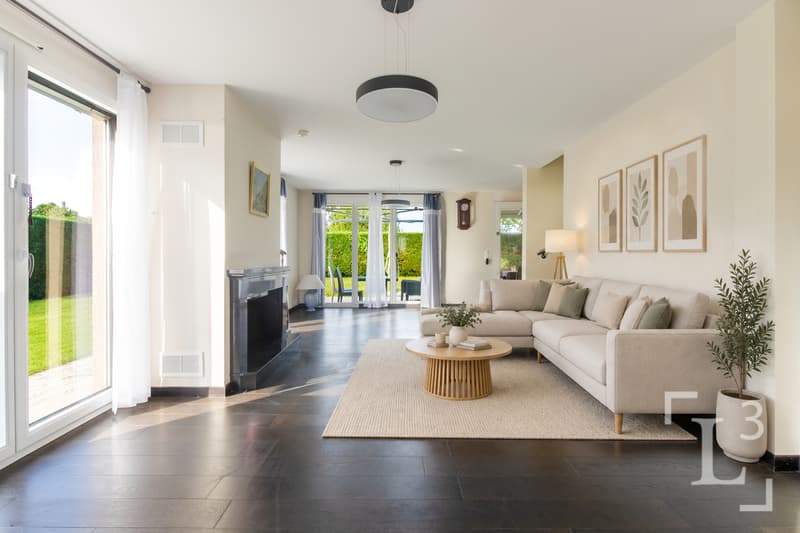 Séjour avec cheminée (Home staging : mobilier uniquement) / Living room with a fireplace (Home staging: furniture only)