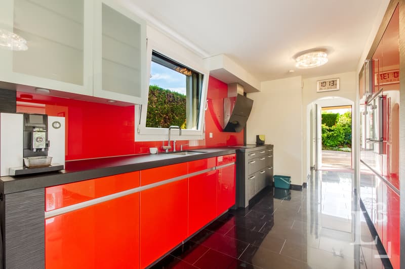 Cuisine semi-ouverte équipée / Fully equipped semi-open kitchen