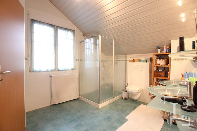 Salle de bain avec double vasque