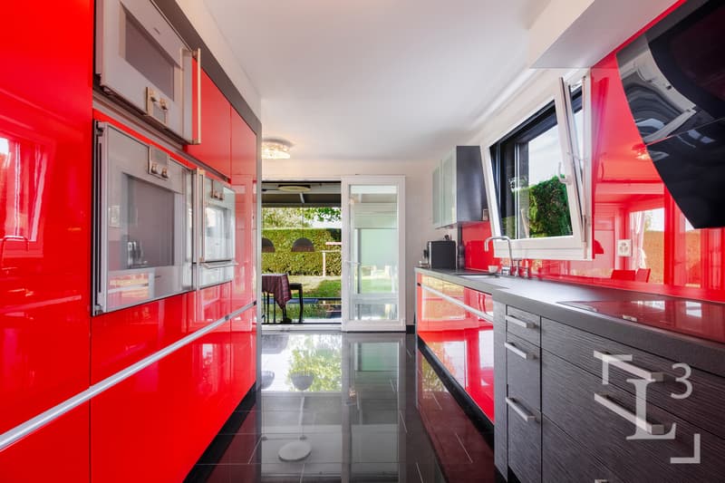 Cuisine semi-ouverte équipée / Fully equipped semi-open kitchen