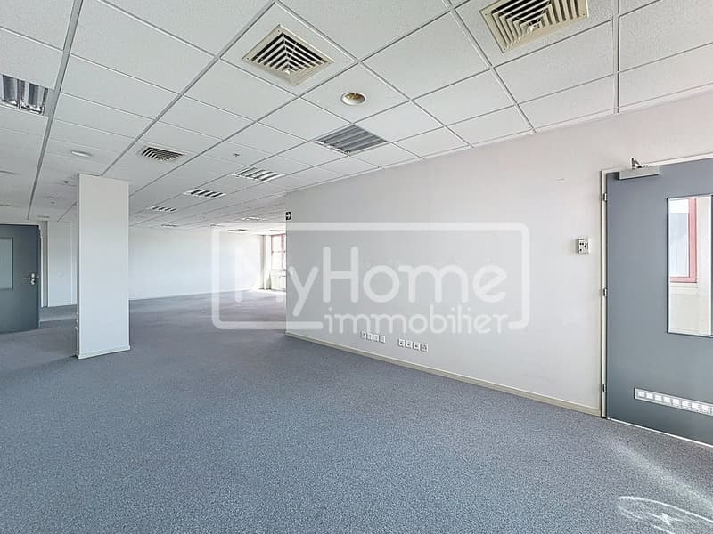 Grand local de 805 m2 avec plus de 8 pièces à Lonay (4)