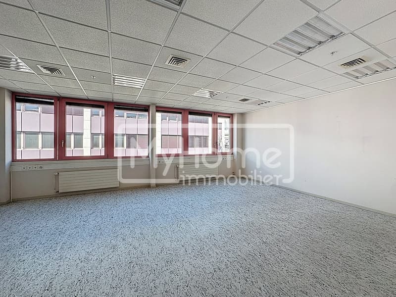 Grand local de 805 m2 avec plus de 8 pièces à Lonay (10)