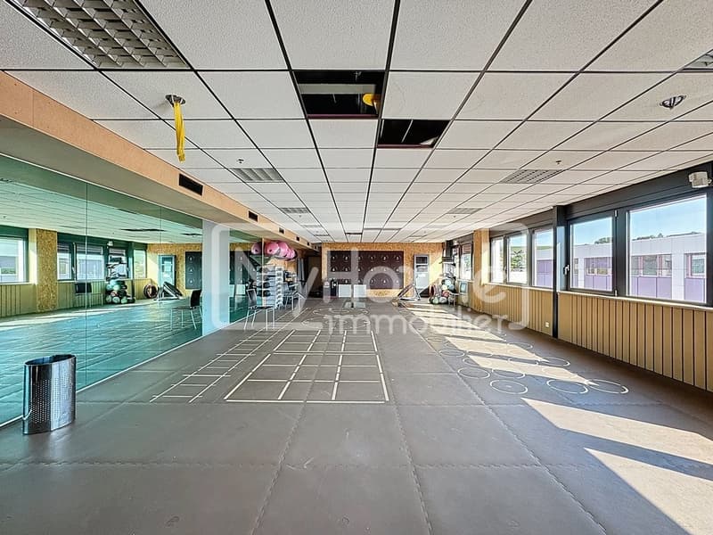 Salle de fitness de 967 m2 à Lonay entièrement équipée à louer (8)