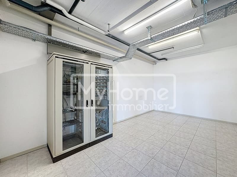 Grand local de 516 m2 avec plus de 9 pièces à Lonay (2)