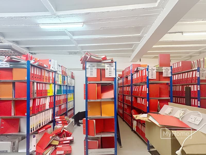 Grande surface administrative avec deux dépôts à louer (10)
