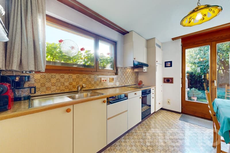 Charmante maison offrant un bel espace extérieur et une véranda (12)