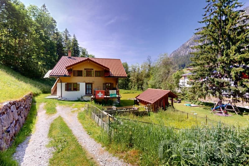 Authentique chalet rénové - grand terrain au bord de la rivière (2)