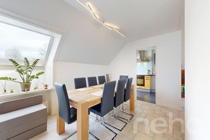 Wohnen mit Charme: Lichtdurchflutete Dachwohnung mit Terrasse (2)
