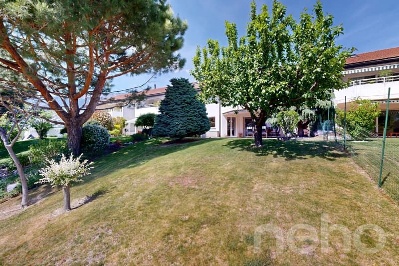 Jardin arboré et terrasse ensoleillée à Bramois (12)