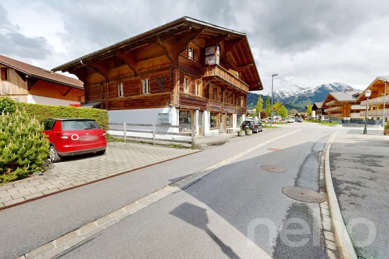 Exklusiv: Grosses Chalet für gemischte Nutzung am Dorfeingang (2)