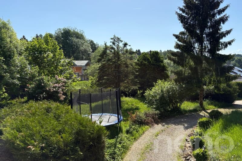 Chalet familial avec studio indépendant et terrain de 1 085 m² (3)
