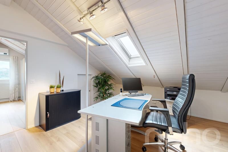 Unverbaubares Panorama: Exklusives 5.5-Zimmer-Einfamilienhaus mit Pool (9)