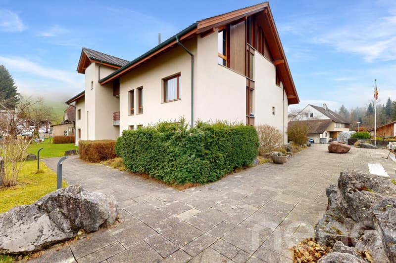 Helle 4.5-Zimmerwohnung mit Cheminée, Balkon, Grünblick. Nähe Thun. (2)