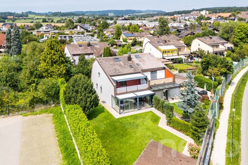 Moderne Doppelhaushälfte mit grossem Umschwung (3)