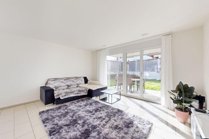 Moderne 3.5-Zimmer-Gartenwohnung mit 184 m² Garten und Sitzplatz (1)