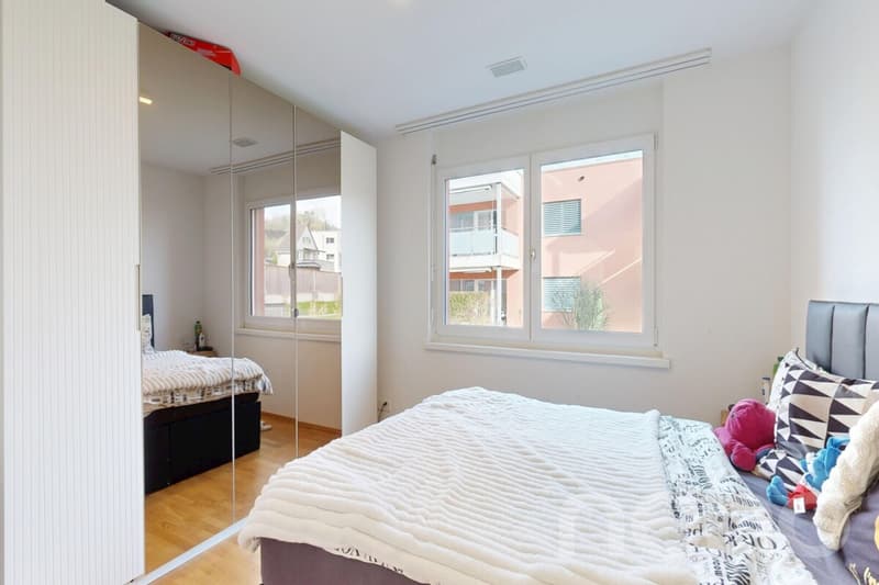 Moderne 3.5-Zimmer-Gartenwohnung mit 184 m² Garten und Sitzplatz (9)