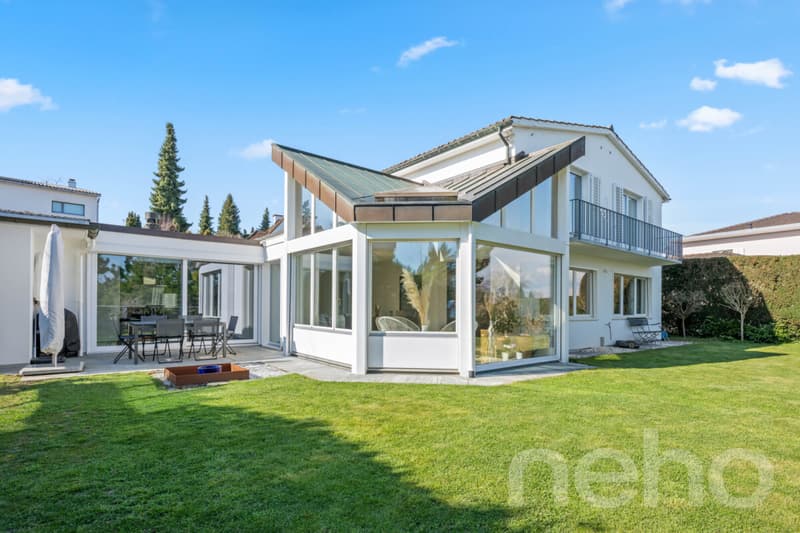 Exklusive Villa mit Galerie, Indoor-Pool und Gartenidylle (3)