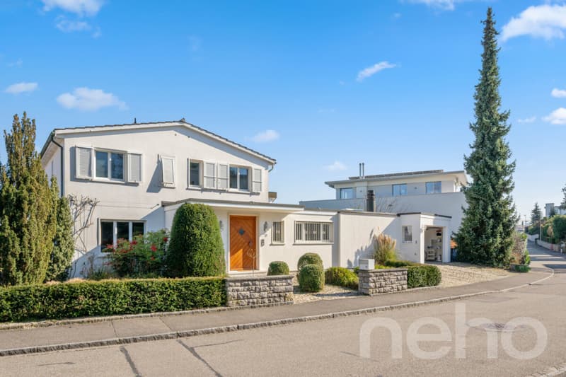 Exklusive Villa mit Galerie, Indoor-Pool und Gartenidylle (2)