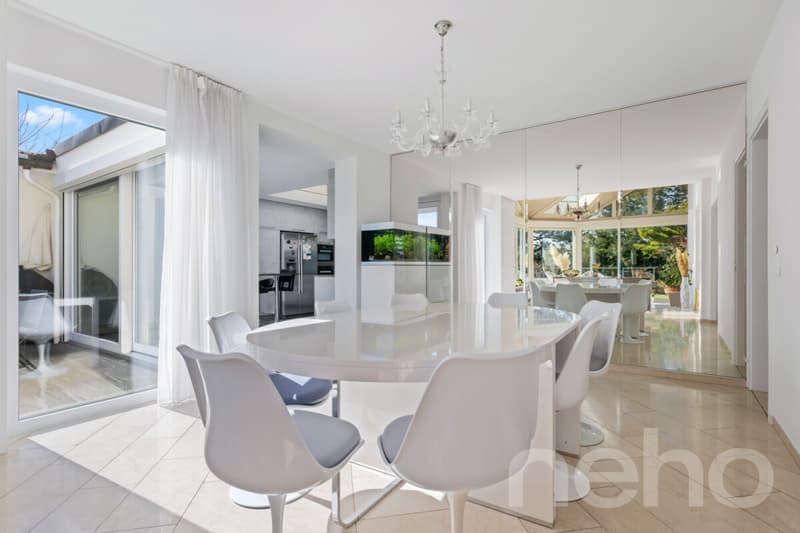 Exklusive Villa mit Galerie, Indoor-Pool und Gartenidylle (9)