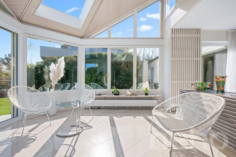 Exklusive Villa mit Galerie, Indoor-Pool und Gartenidylle (8)