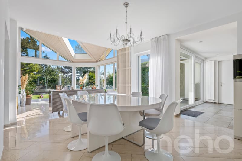 Exklusive Villa mit Galerie, Indoor-Pool und Gartenidylle (5)