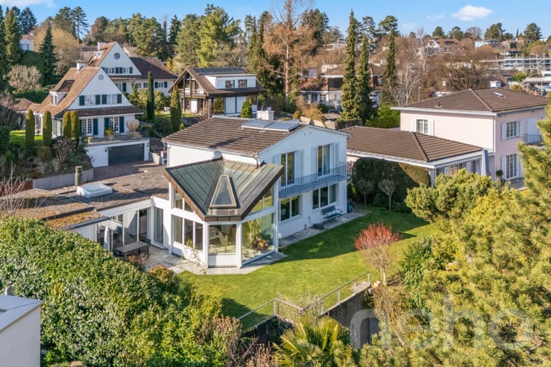 Exklusive Villa mit Galerie, Indoor-Pool und Gartenidylle (1)