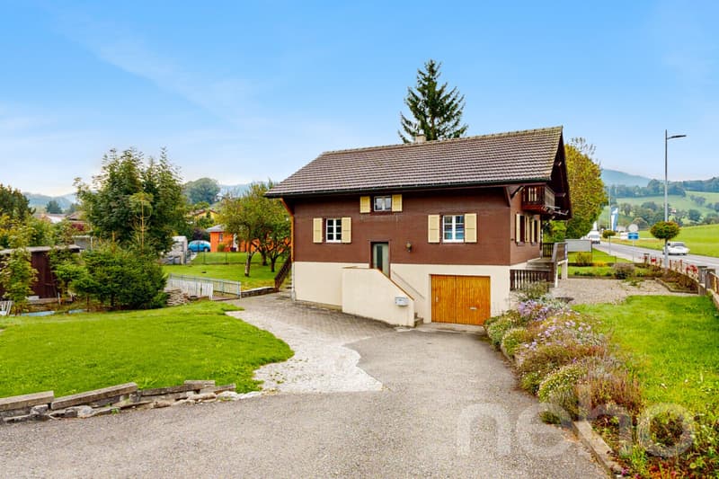Chalet de caractère sur 1'741 m² avec rivière et potentiel (2)