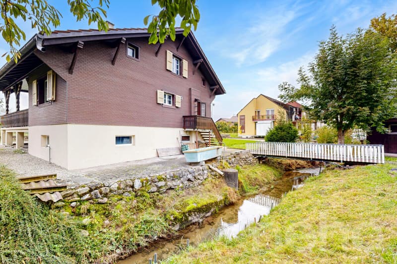 Chalet de caractère sur 1'741 m² avec rivière et potentiel (5)