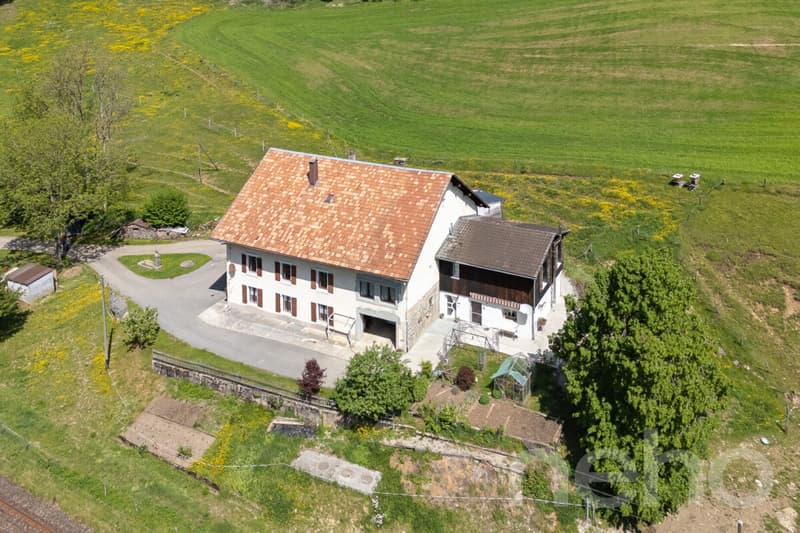 Les Bayards: Ancienne ferme avec grange et appartements (1)