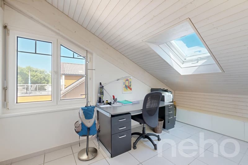 Lichtdurchflutete 4.5 Zimmer Dachwohnung mit Blick ins Grüne (9)
