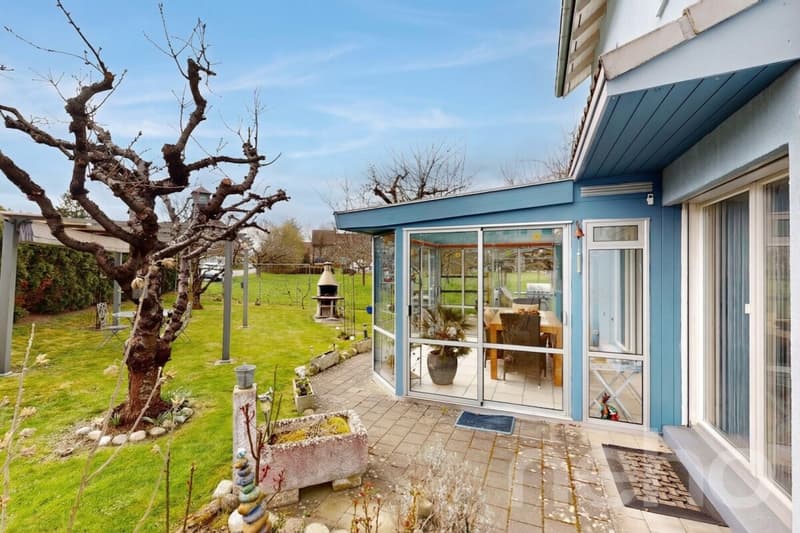 Freistehendes Einfamilienhaus mit sonnigem Garten und Wintergarten (2)