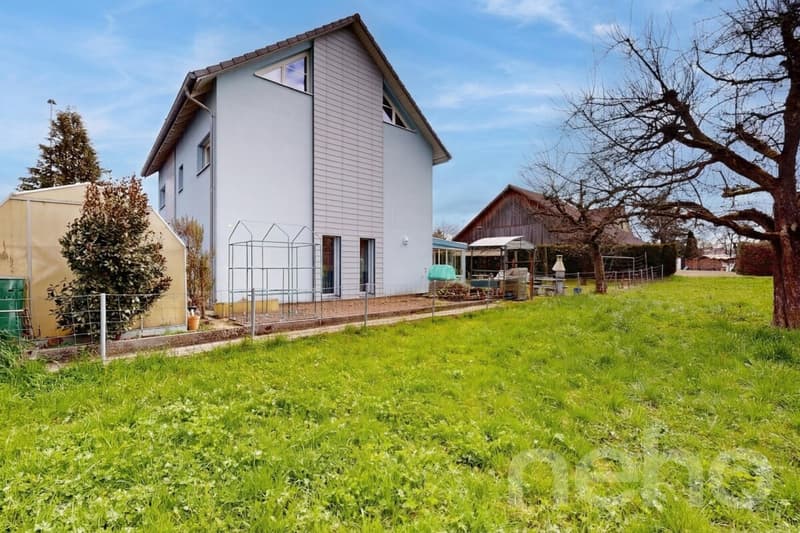 Freistehendes Einfamilienhaus mit sonnigem Garten und Wintergarten (12)