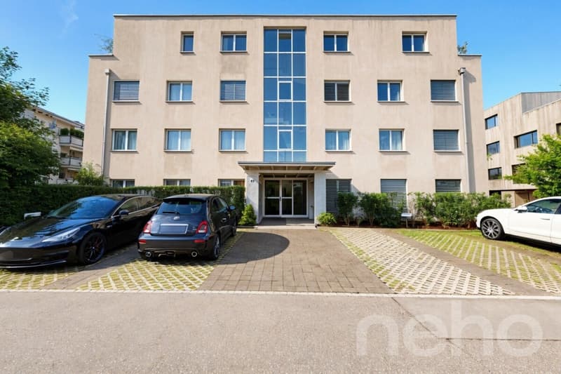 Grosszügige 4.5-Zi.-Wohnung mit Loggia an zentraler, ruhiger Lage (1)