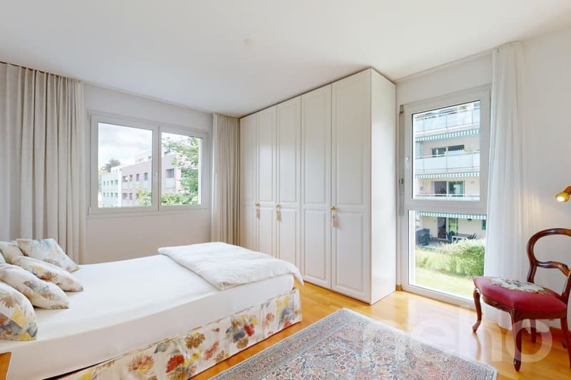 Grosszügige 4.5-Zi.-Wohnung mit Loggia an zentraler, ruhiger Lage (2)