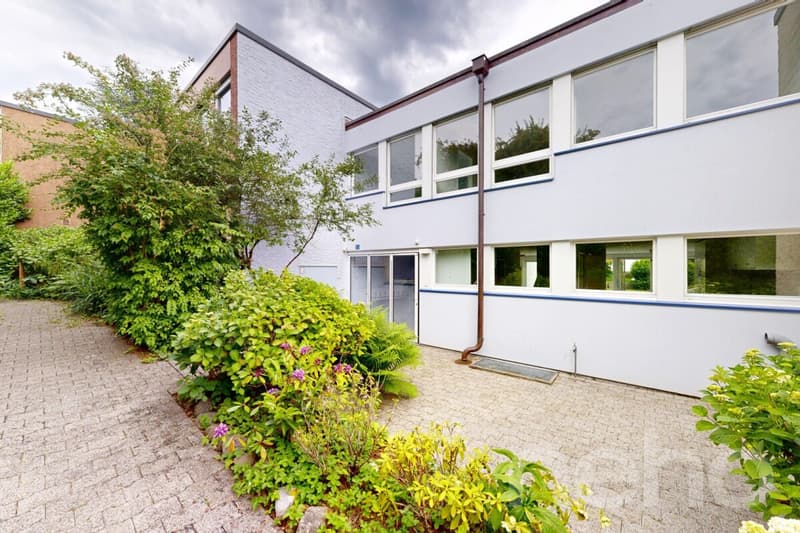 Familienfreundliches Mittelhaus mit Wintergarten und Photovoltaik (2)