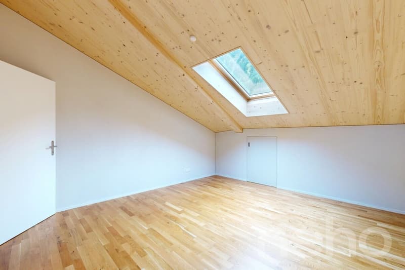 2.5-Zimmer-Attikawohnung mit Weitblick in Spiringen (9)
