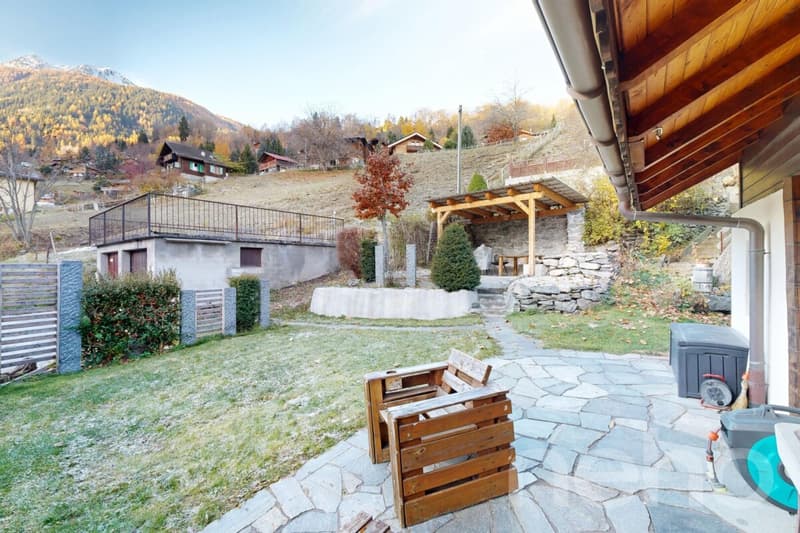Exclusif: Chalet sur trois niveaux avec jardin (8)