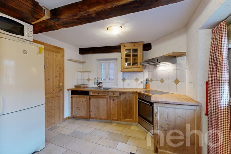 Exclusif: Chalet sur trois niveaux avec jardin (12)