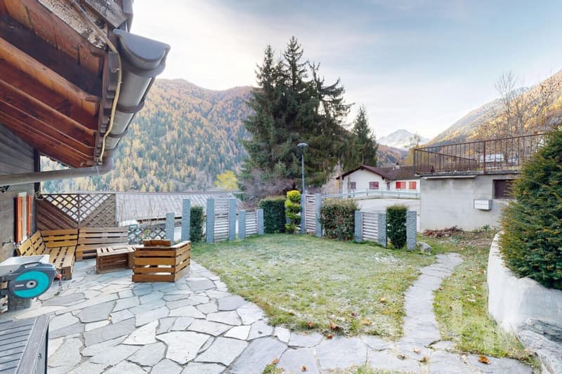 Exclusif: Chalet sur trois niveaux avec jardin (5)
