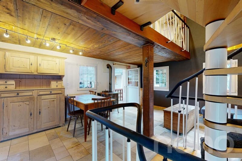 Exclusif: Chalet sur trois niveaux avec jardin (9)