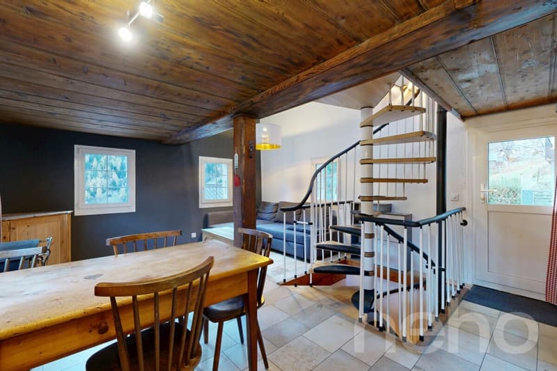 Exclusif: Chalet sur trois niveaux avec jardin (10)