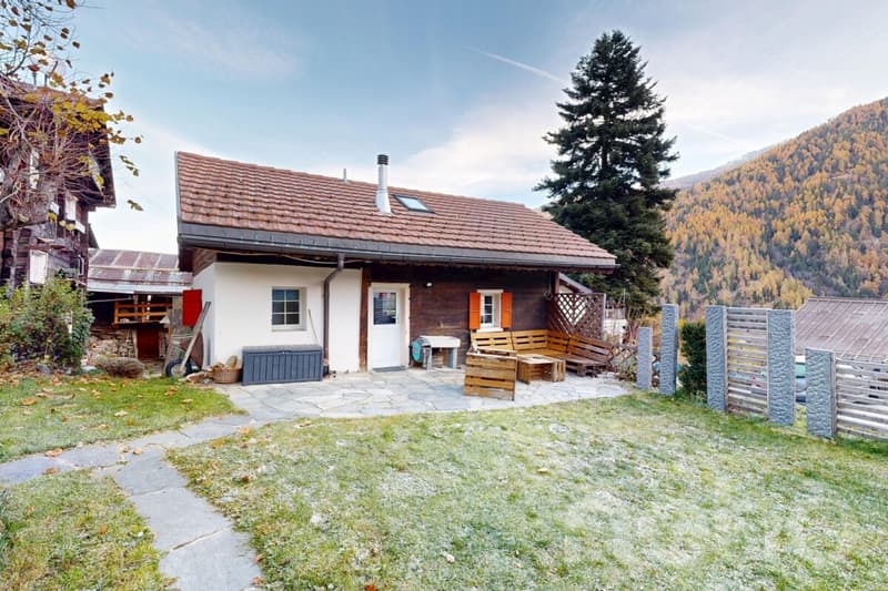 Exclusif: Chalet sur trois niveaux avec jardin (2)