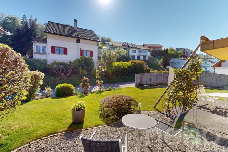 Haus mit einzigartiger Architektur und grossem Gartenparadies (3)
