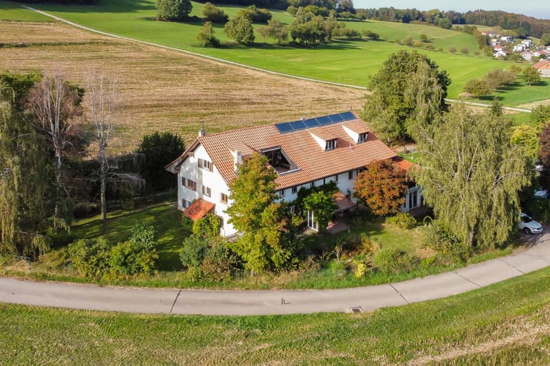 Spacieux triplex avec terrasse, jardin et piscine intérieure (2)