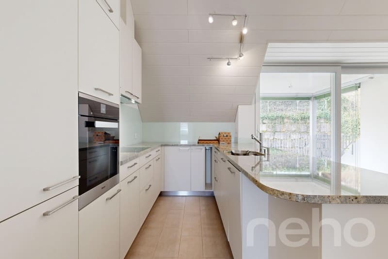 Moderne 4.5-Z' Dachwohnung mit an zentraler und dennoch ruhiger Lage (2)