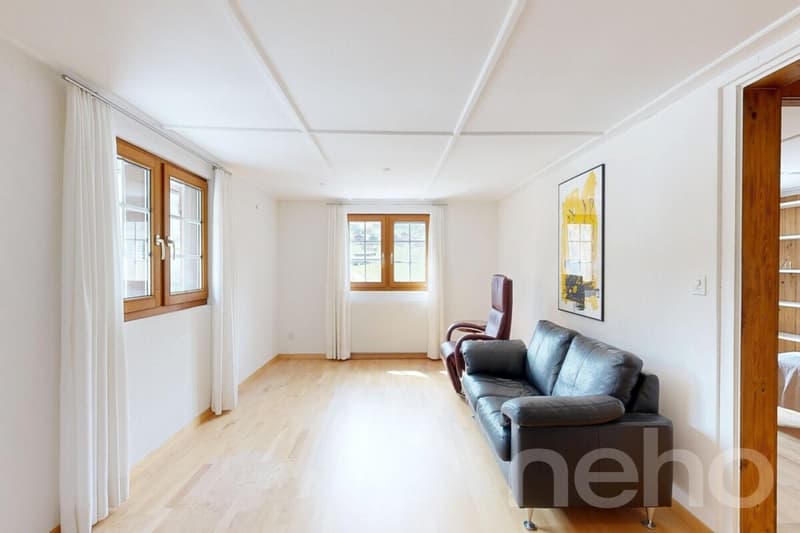Grosszügige 5.5 Zimmer Wohnung mit Bündner Charme in Uors (1)