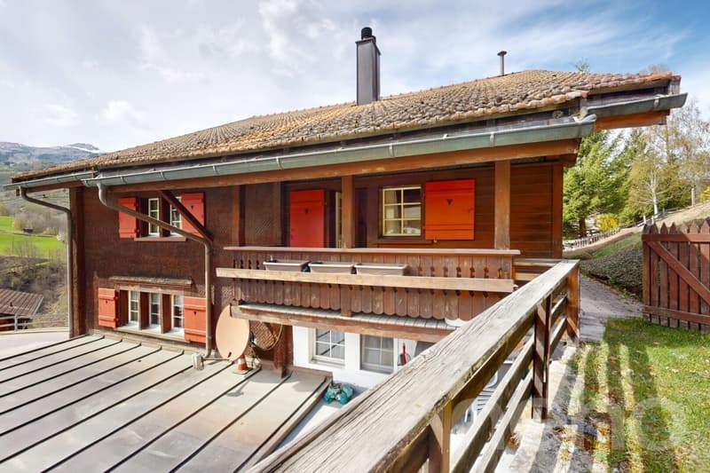 Grosszügige 5.5 Zimmer Wohnung mit Bündner Charme in Uors (11)