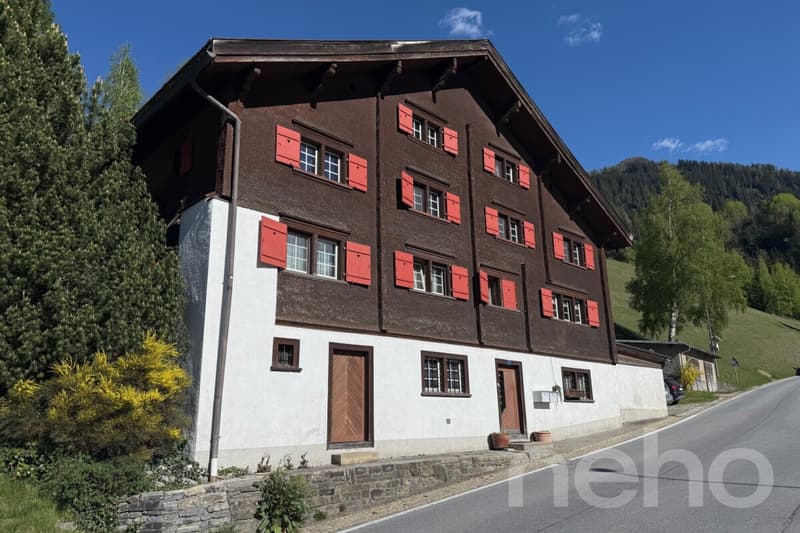 Grosszügige 5.5 Zimmer Wohnung mit Bündner Charme in Uors (3)
